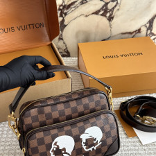 루이비통 닐 메신저백