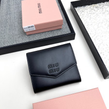 미우미우 단지갑